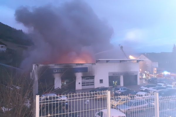 Le garage Renault à Morteau, proie d'un violent incendie ce 3 février 2021.