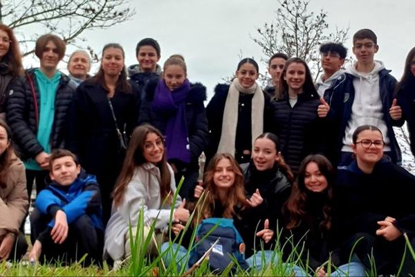 De nombreux scolaires participent aux déambulations, comme ce lycée de Saint-Orens.