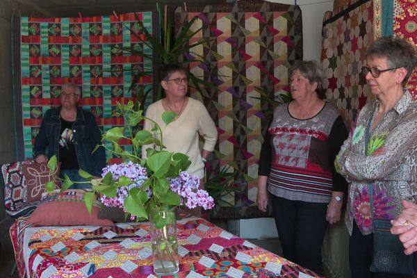 Les patcheuses de Bischtroff-sur-Sarre exposent régulièrement leurs créations, comme ici dans une grange du village.