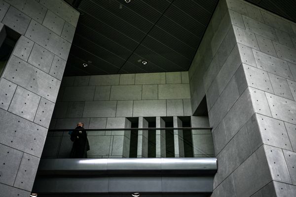 L'homme est soupçonné de s'être exhibé devant des mineurs, après s'être introduit dans deux gymnases en Isère.