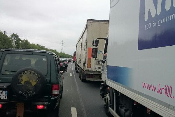 Ralentissements sur la Rocade Nord d'Amiens (entre Doullens et Albert), 200 mètres parcourus en 45 minutes ... (Loïc Beunaiche / France 3 Picardie)