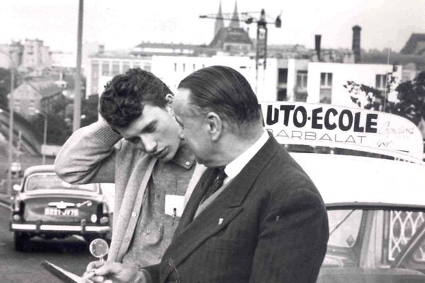 Sur la photo, Johnny Hallyday et Jean-Pamphile Barbalat son moniteur d'auto-école.