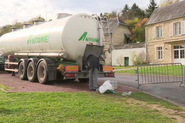 Depuis vendredi 29 octobre, cette citerne permet aux habitants de remplir des bouteilles d'eau.