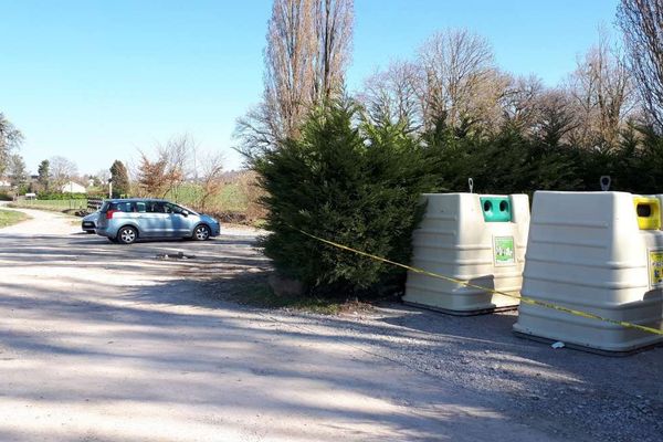 Un homme âgé d’une cinquantaine d’années a été retrouvé mort jeudi 21 mars 2019 sur ce parking, à proximité du hameau de Marcorens sur la commune de Ballaison.