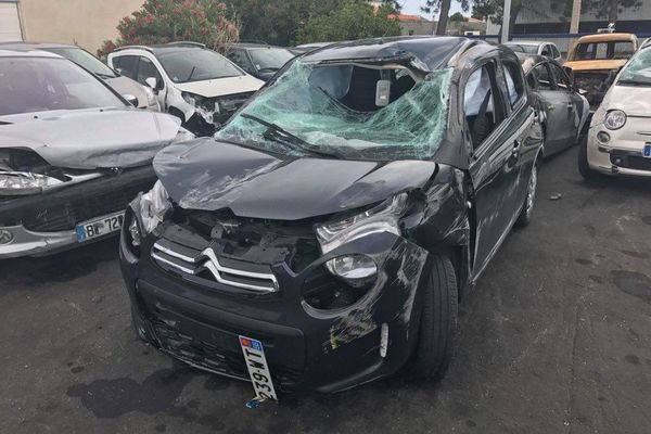 Perpignan - la voiture victime du jet d'un bloc de pierre du haut d'un pont de l'A.9 - mai 2018.