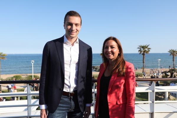 Fréjus, 28 avril 2022 : la candidate RN Julie Lechanteux posait avec Jordan Bardella pour le lancement de la campagne des législatives. Elle a été réélue dès le premier tour le 30 juin 2024 lors des élections législatives anticipées.