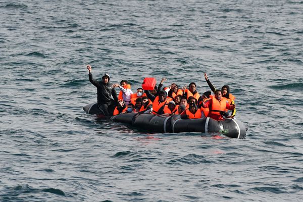 Opération de sauvetage d'une embarcation de migrants en difficulté au large de Calais, le 12 août 2021