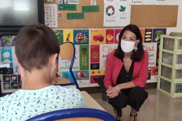 Ce lundi, Julie Benetti, rectrice de l'académie de Corse est en visite dans une école primaire d'Ajaccio pour le premier jour de réouverture