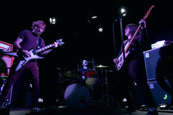 De gauche à droite : Quentin Jeanney (guitare), Thomas Hagman (batteur-chanteur) et Maxime Voirel (basse), les trois membres de Proudhon.