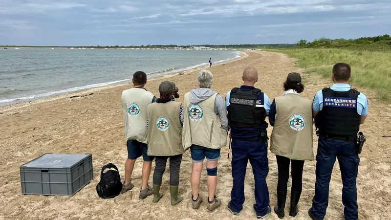 Les gendarmes et les membres du Groupe Mammalogique normand assistent aux retrouvailles