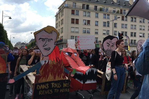 Emmanuel Macron et Edouard Philippe, premières cibles des manifestants de la "Marée populaire" à Caen