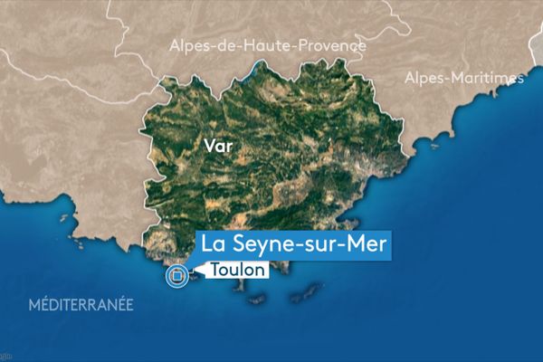 La voiture est tombée dans le port de La Seyne-sur-Mer peu après 13 heures ce lundi.