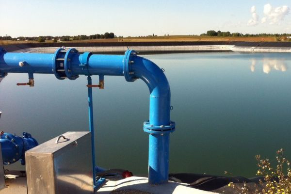 Le bassin de la Boulouze qui est implanté sur la commune de Fauverney, en Côte-d'Or, recueille les eaux pluviales qui servent notamment à irriguer huit exploitations agricoles.