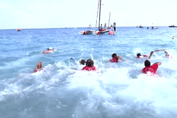 A Nice, toute l'équipe de Grandeur Nature Véranda se jette à l'eau pour aller féliciter son skipper, Jean-Christophe Mourniac, qui se place deuxième sur ce Tour de France à la Voile 2016.