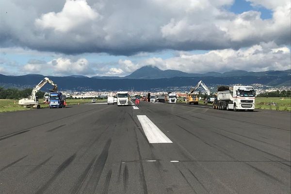 La piste de l’aéroport  de Clermont-Ferrand connaît un sérieux lifting tout le mois d'août.