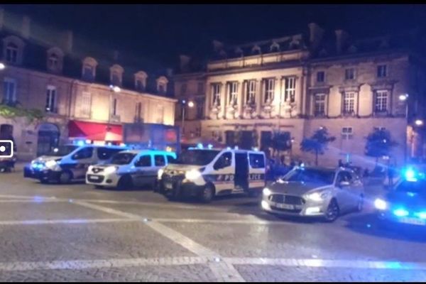 Des policiers dans leur voiture de service jeudi soir 17 juin pour manifester leur colère