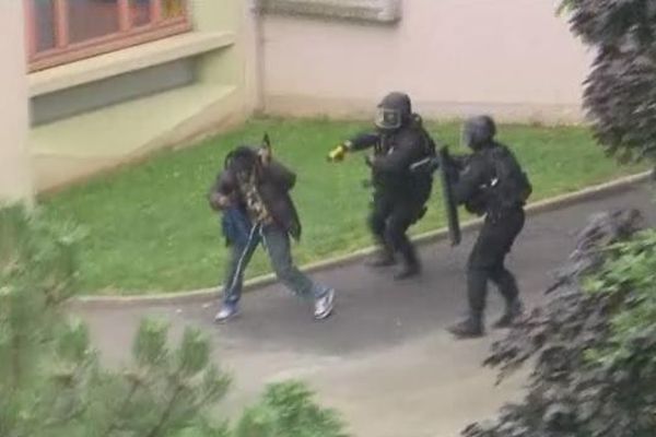 Le forcené d'une trentaine d'années qui a retenu en otage un père de famille pendant toute la matinée dans une école de Vitry-sur-Seine a été interpellé par les hommes du RAID.