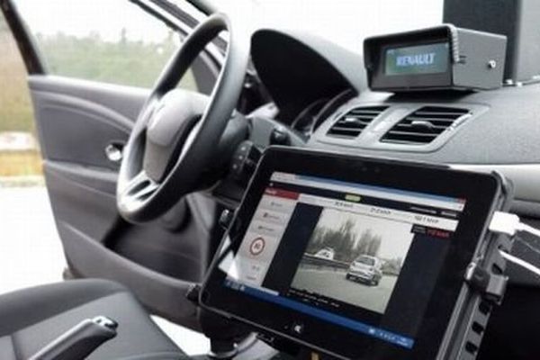 Ces radars nouvelle génération sont embarqués dans des véhicules de police ou de gendarmerie banalisés.