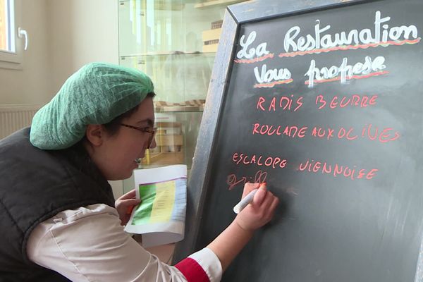 Être formé pour ensuite être inséré dans le marché de l'emploi, c'est tout l'intérêt de ce restaurant, géré par des travailleurs en situation de handicap.