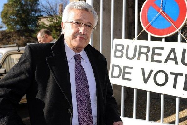 Elie Aboud devant son bureau de vote Béziers