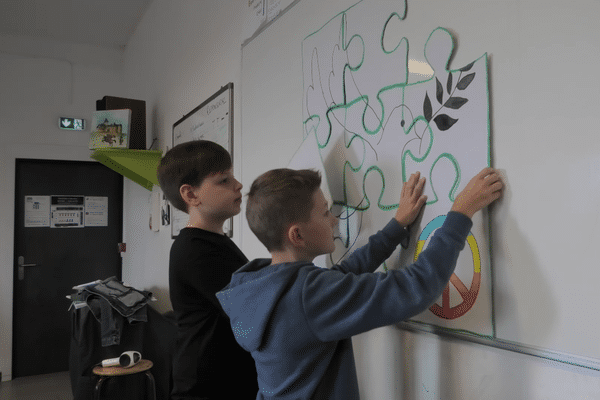 Les élèves de 4ème option cinéma au collège de Lumbres ont réalisé une vidéo en hommage à Samuel Paty et Dominique Bernard.