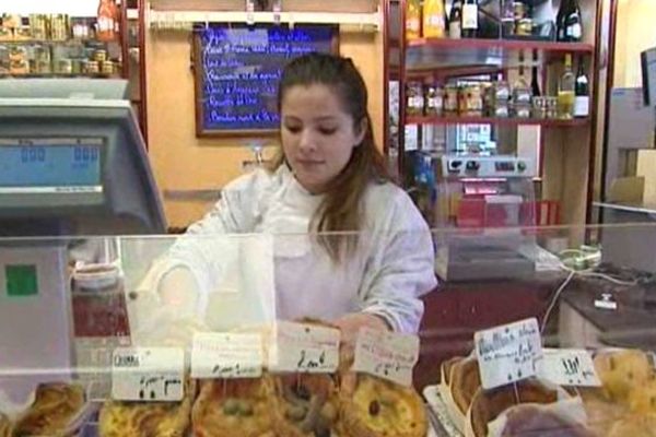 Alexandra en stage chez un traiteur charcutier est la seule représentante de la gente féminine