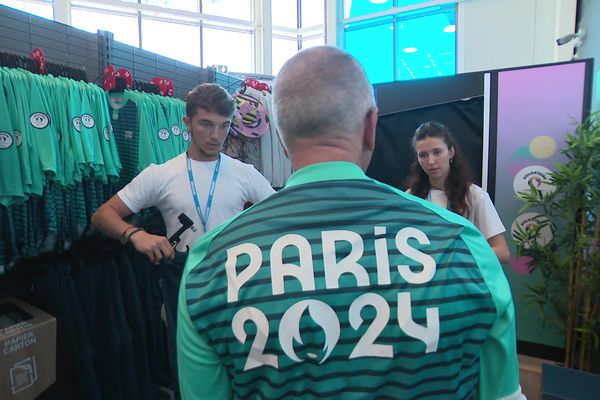 Les bénévoles des Jeux Olympique et Paralympiques de Paris 2024 commencent à récupérer leurs tenues officielles pour l'événement.