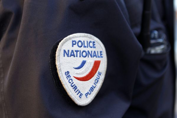 La jeune policière de 20 ans a été violemment mordue au visage