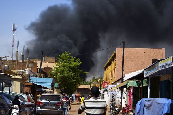 L'attentat devant l'ambassade de France à Ouagadougou au Burkina Faso aurait fait au moins 28 morts