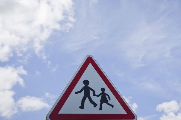 Panneau routier de danger à proximité d'une école