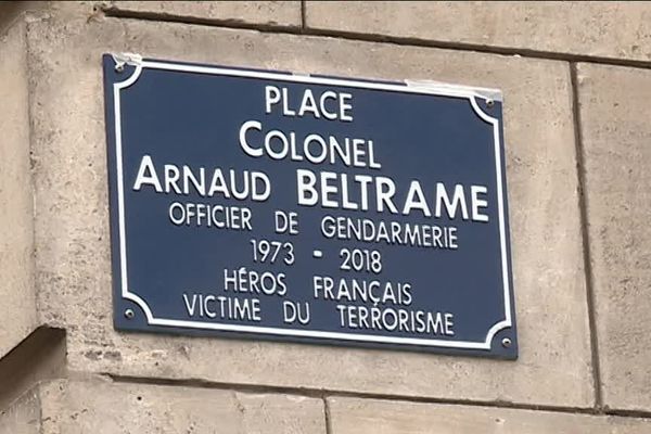 La nouvelle place Arnaud Beltrame, "héros français", a été inaugurée à Tours ce 24 mars. 