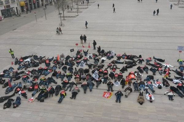 Les salariés d'Itron s'allongent devant la mairie de Poitiers le 22 janvier 2015