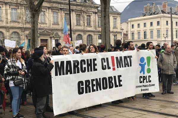 Environ 3000 personnes ont défilé dans les rues de Grenoble pour appeler à agir contre le réchauffement climatique.