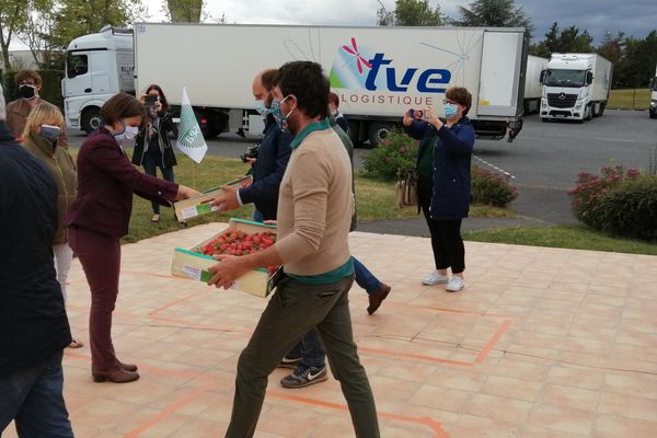 Distribution de fraises aux salariés de l'abattoir Tradival par les agriculteurs locaux