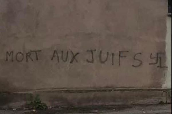 Ce "Mort aux juifs" a été inscrit sur mur d'école dans le quartier Vauban à Strasbourg.