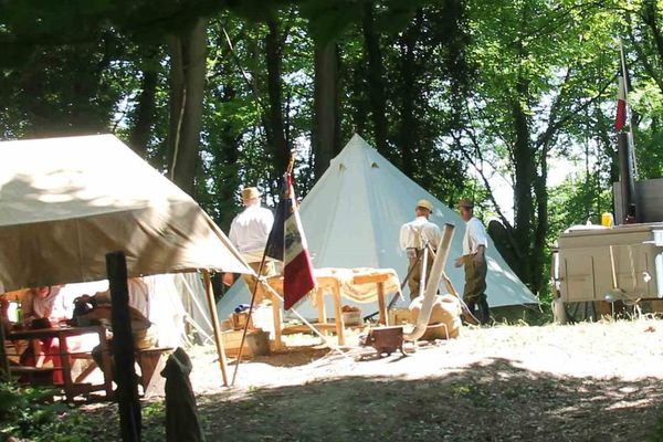 Le Bivouac du convoi de la Voie Sacrée est une reconstitution faite par deux associations patriotiques «Mémoire de poilus» et «Garance 14-18»