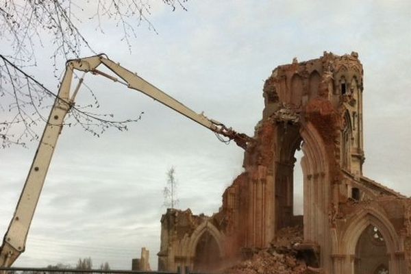 Démolition de l'église Saint-Jacques à Abbeville dans la Somme