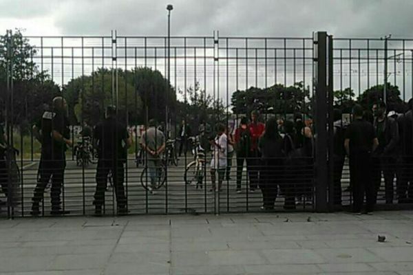 Ce jeudi matin, ils étaient plusieurs dizaines d'enseignants devant les grilles du rectorat