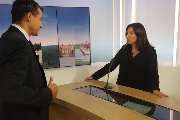 Anne Hidalgo, la maire de Paris, invitée de "5 minutes pour comprendre" sur France 3 Paris - Île-de-France.