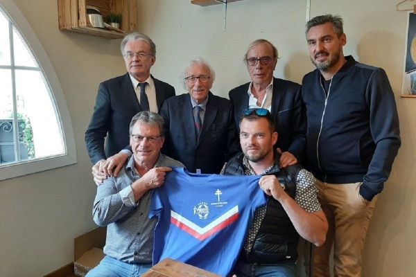 Les promoteurs du projet, parmi lesquels le maire de Colombey, Pascal Babouhot (en bas à gauche), et le manager du Variétés Club de France, Jacques Vendroux (en haut au centre-gauche).