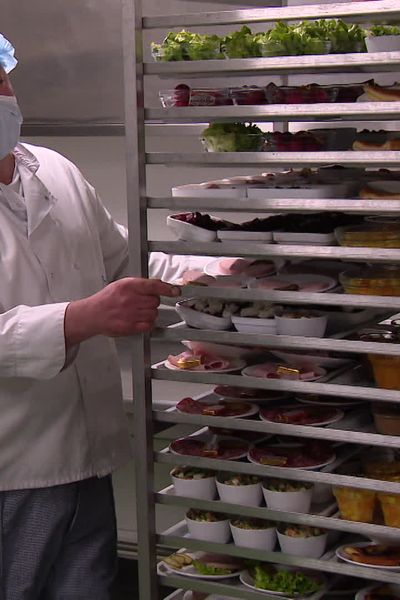 La cuisine centrale de Mendes, en Lozère, travaille en circuit-court, avec les producteurs et agriculteurs locaux.