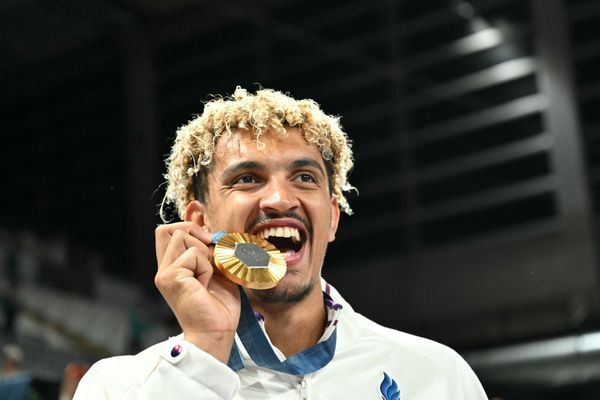 Le volleyeur Barthélémy Chinenyeze savoure sa médaille d'or.