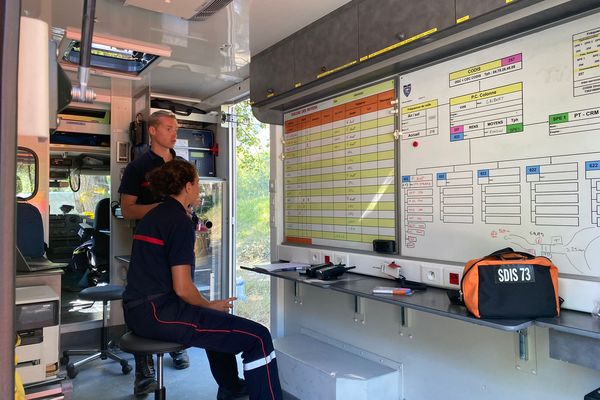 Le poste de commandement établi par les pompiers lors du feu de forêt dans le massif de la Maurienne, en Savoie, le 18 juillet.