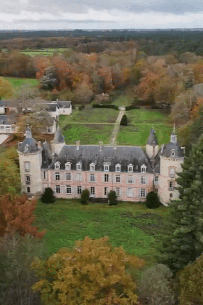 Le château de Rère près Salbris et ses dépendances en arrière plan