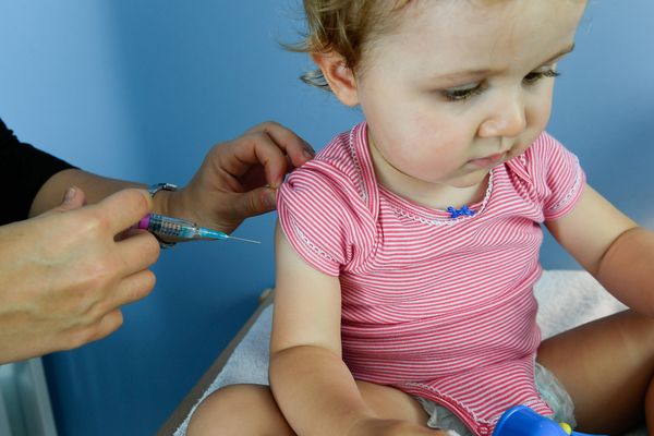 Illustration. Un enfant se faisant vacciner contre la coqueluche.