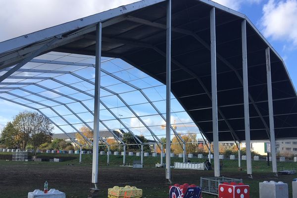 Plusieurs tentes provisoires géantes sont en cours de montage autour du Parc Expo, dans la zone du Zénith, à Caen. 