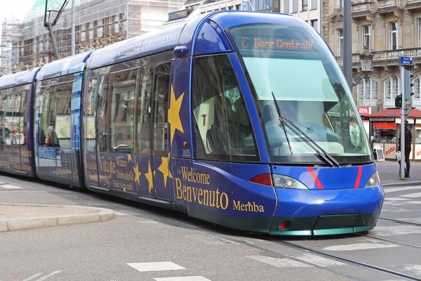 Un tram de la CTS au centre-ville de Strasbourg