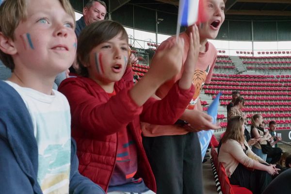 L'équipe de France contre l'Allemagne se rejoue au stade rennais, l'instant d'un match qui nous transporte à Séville le 8 juillet 1982.