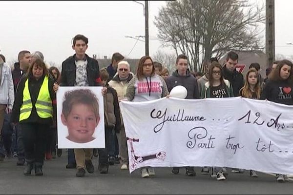 Environ 400 personnes étaient à la marche blanche organisée à La Châtre (Indre) en hommage à Guillaume, 12 ans.