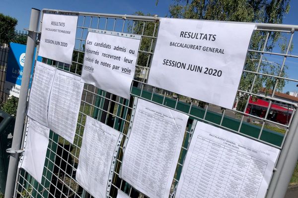 Affichage des résultats du bac au lycée Simone Weil à Saint Priest en Jarez (Loire). Cette année, pas d'effusions de joie devant les grilles.